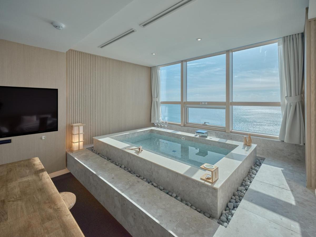 Uh Suite The Haeundae Μπουσάν Εξωτερικό φωτογραφία
